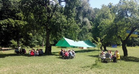 Весёлый выпускной на природе